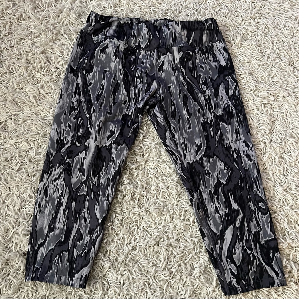 CALVIN KLEIN Woman’s Black & Grey Watercolor Athletic Workout Capri Leggings LG